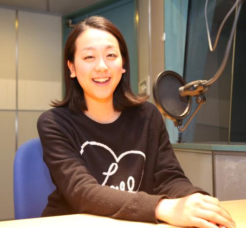 初のラジオレギュラー番組を笑顔で収録する浅田真央