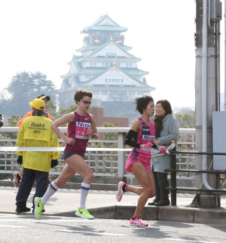 ＜大阪国際女子マラソン＞大阪城をバックにし烈なトップ争いを繰り広げる重友（右）とガメラ