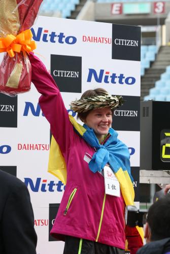 ＜大阪国際女子マラソン＞ガメラは大会三連覇を飾り花束を手に笑顔でファンの声援に応える