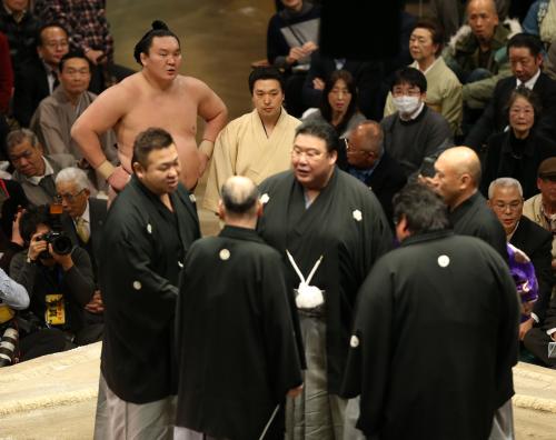 大相撲初場所１３日目、白鵬・稀勢の里との一番に物言いがつき、土俵上で協議が行われる