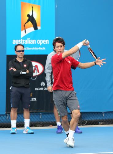 チャン・コーチ（左）が見守る中、練習を行う錦織