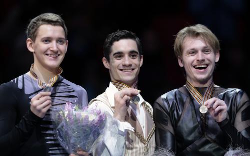 表彰式で笑顔の（左から）２位のコフトゥン、優勝のフェルナンデス、３位のボロノフ（ＡＰ）
