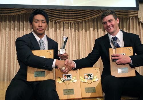 ＜ラグビートップリーグ年間表彰式＞新人賞などを獲得した神戸製鋼・山下楽（左）はＭＶＰのパナソニック・バーンズと握手