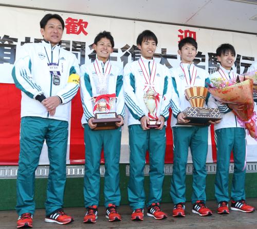 １６年の東京マラソンに出場する予定であることがわかった青学大の一色（左から３人目）と神野（右端）