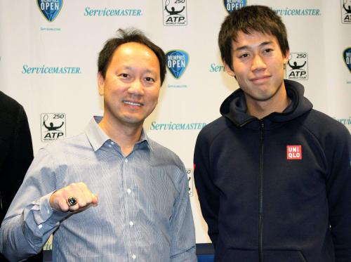 国際テニス殿堂から贈られた指輪を着け、錦織圭（右）と写真に納まるマイケル・チャン氏