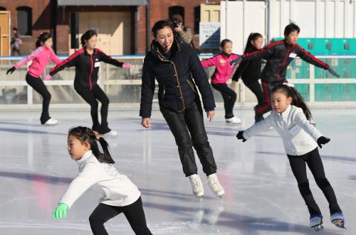 スケート教室を開催し子どもたちを指導する浅田舞さん（中央）