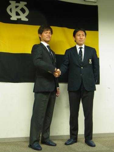慶大ラグビー部新体制発表記者会見で抱負を語った金沢篤・新ヘッドコーチ（左）と渡瀬裕司ＧＭ