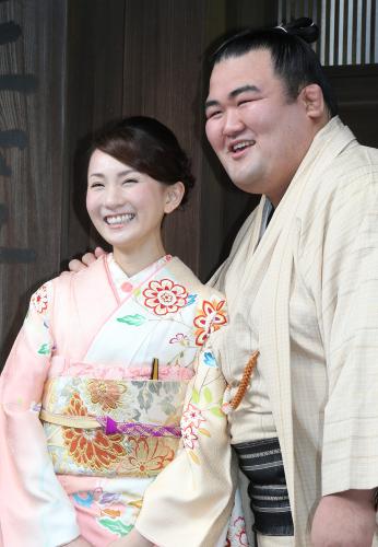 婚約者の石田祐未さんと笑顔を見せる琴奨菊