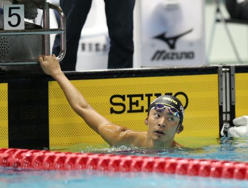 男子１００メートル背泳ぎ、５３秒２９の大会新記録で優勝した入江陵介