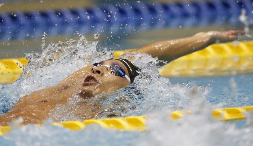 男子１００メートル背泳ぎ　53秒29で優勝した入江陵介
