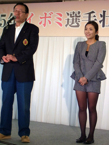 壮行会で延田グループの延田久弐生社長（左）から激励を受けるイ・ボミ