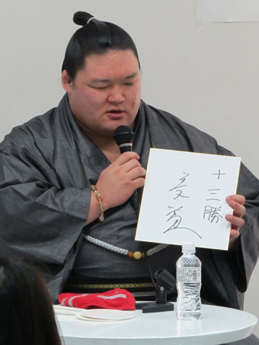 「大相撲春場所まつり」で、今場所の目標を「十三勝」と掲げた大関・豪栄道