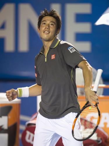 テニスのメキシコ・オープン男子シングルス準決勝でケビン・アンダーソンを下し、喜ぶ錦織