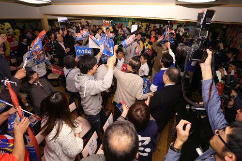 釜石市がラグビーＷ杯の開催地に選ばれ歓声をあげる地元のファン