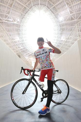 自転車の前でＶサインの藤井美穂