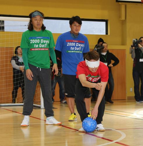 シュートを練習する（左から）北沢豪氏、三浦淳寛氏、ブラインドサッカー日本代表・加藤健人