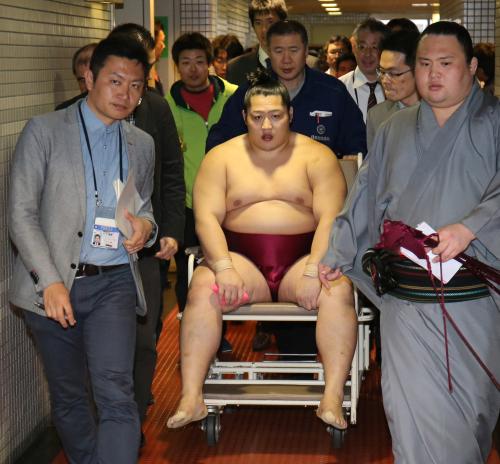 松鳳山との取り組みで左膝を痛め、医務室に車いすで運ばれる遠藤