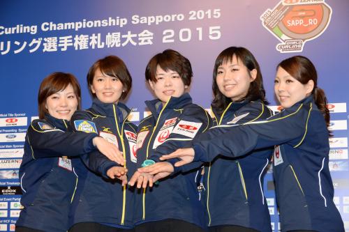 カーリング女子の世界選手権に日本代表として初出場する北海道銀行の選手たち。左から小笠原、吉村、小野寺、近江谷、井田