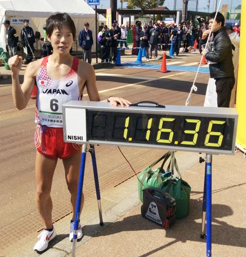 陸上の全日本競歩能美大会男子20キロで、１時間16分36秒の世界記録を樹立した鈴木雄介