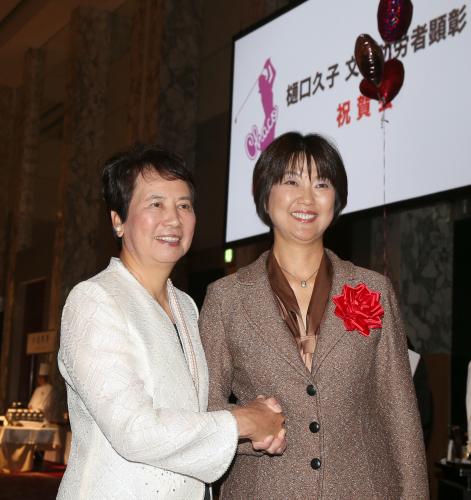 小林浩美・日本女子プロゴルフ協会会長と握手する文化功労者の樋口久子（左）