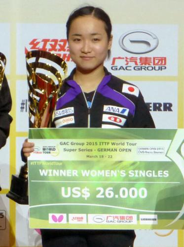 卓球のワールドツアー、ドイツ・オープンの女子シングルスで史上最年少優勝を果たし、表彰台で笑顔の伊藤美誠