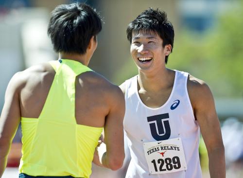 陸上のテキサス・リレー男子１００メートルで、追い風参考ながら９秒87をマーク、レース後に笑顔を見せる桐生祥秀