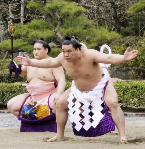 伊勢神宮で奉納土俵入りを披露する横綱日馬富士。左は太刀持ちの関脇照ノ富士