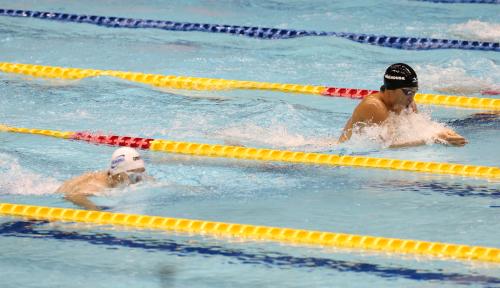 ＜水泳日本選手権　男子平泳ぎ１００メートル決勝＞北島（左）を大きくリードする小関