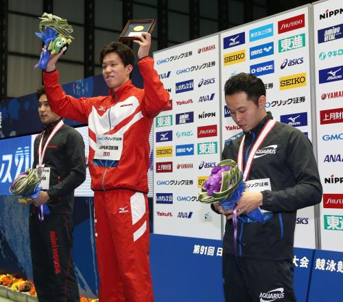 ＜水泳日本選手権　男子１００メートル平泳ぎ決勝＞表彰台で３位に落胆の北島（左は２位の立石、中央は小関）