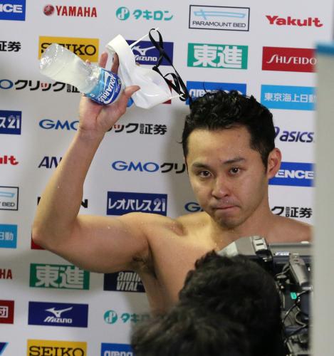 ＜水泳日本選手権　男子１００メートル平泳ぎ決勝＞声援に手を振る北島