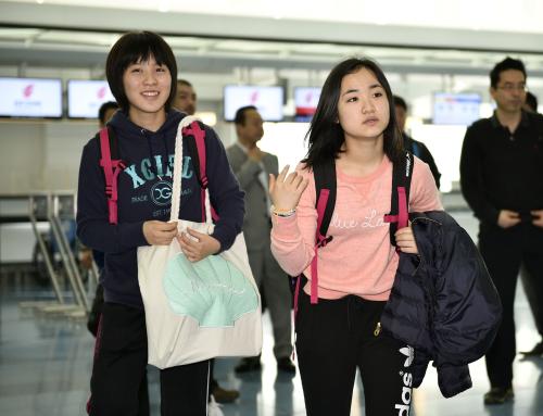 世界卓球出場のため中国へ出発する平野美宇（左）と伊藤美誠