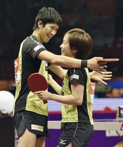 卓球世界選手権混合ダブルスで決勝進出を決め、抱き合って喜ぶ吉村（左）、石川組