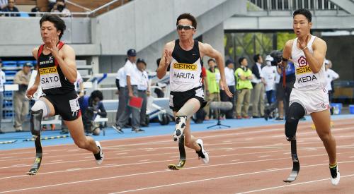 セイコーゴールデングランプリ川崎、男子１００メートルで力走する（左から）ロンドン・パラリンピック代表の佐藤圭太、春田純、池田樹生