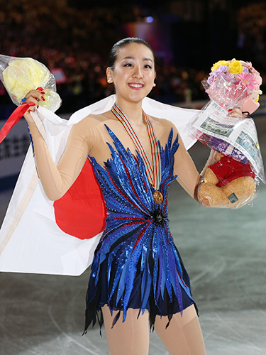 １４年３月、世界選手権で金メダルを獲得し、表彰式後に声援に応える浅田真央