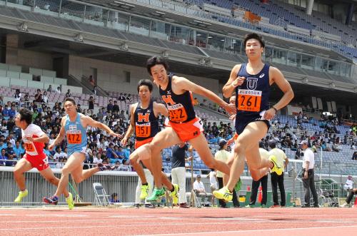 男子１００メートル準決勝を１０秒３７で通過した桐生（右）だったが