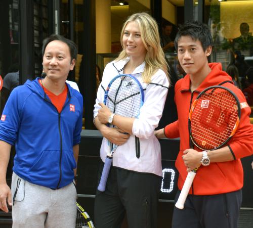 テニスのイベントで記念撮影する（右から）錦織圭とマリア・シャラポワ、コーチのマイケル・チャン氏
