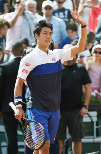 全仏オープン男子シングルス１回戦でマチューに勝利し、観客に手を振る錦織
