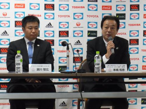 男子７人制日本代表候補を発表した本城和彦・五輪セブンズ部門長（右）と瀬川智広ヘッドコーチ