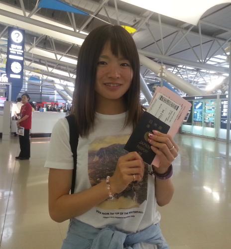 米国での高地合宿に向けて関西空港から出発した女子マラソンの前田