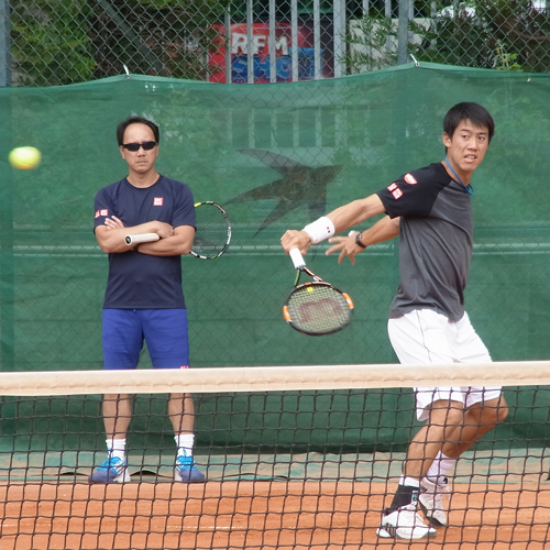 チャン・コーチ（左）と練習する錦織