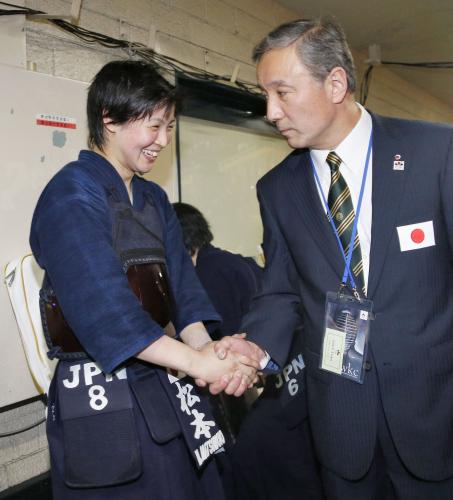 個人戦で優勝し、日本女子の宮崎監督（右）と笑顔で握手を交わす松本弥月