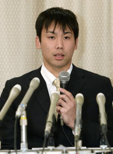 記者会見で控訴断念を表明する競泳の冨田尚弥