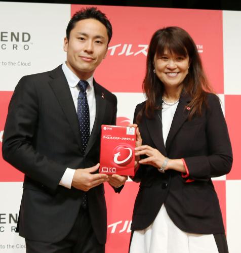 スポンサー契約発表記者会見で、ポーズをとるフェンシングの太田雄貴（左）とトレンドマイクロのエバ・チェン社長