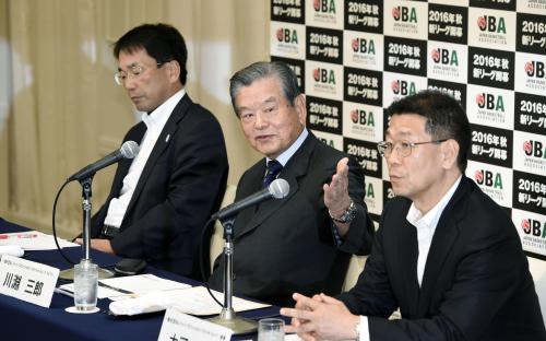 新リーグの１部参入12チームを発表し、記者の質問に答える日本バスケットボール協会の川淵三郎会長（中央）ら