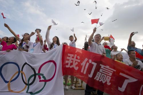 ２２年の冬季五輪開催が決定し喜ぶ北京市民