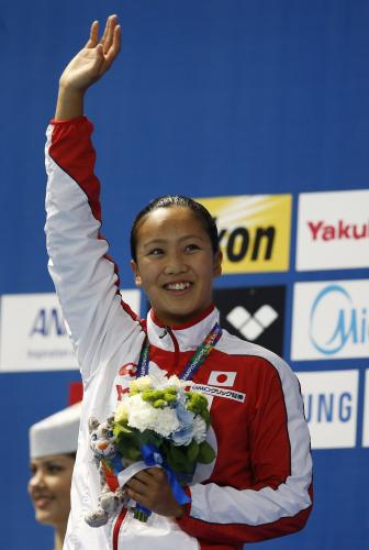 女子２００メートル個人メドレーで日本新記録をマーク、銀メダルを獲得し、笑顔で手を振る渡部香生子（ＡＰ）