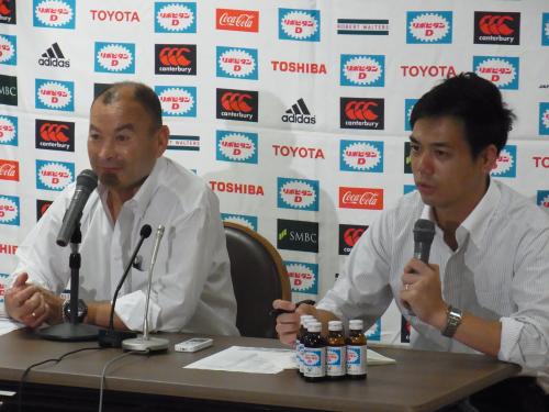Ｗ杯第４次代表候補選手を発表したラグビー日本代表のエディー・ジョーンズ・ヘッドコーチ（左）