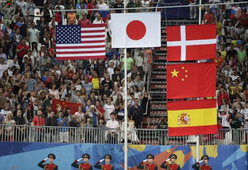 女子２００メートル平泳ぎでは、なんと銅メダルが３人で、計６人が表彰台に。国旗もズラリ（ＡＰ）