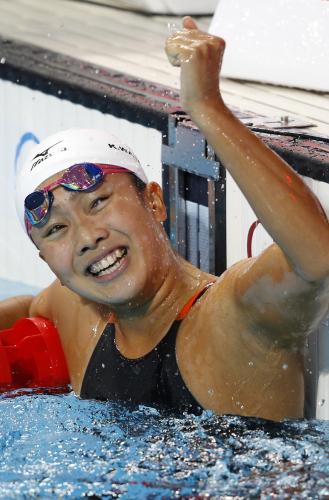 女子２００Ｍ平泳ぎで金メダルを獲得し、拳を突き上げて喜ぶ渡部　（ＡＰ）