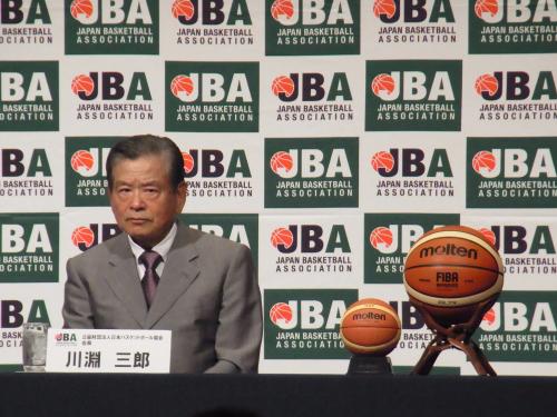 国際統括団体ＦＩＢＡから制裁を解除され、会見に臨む日本バスケットボール協会の川淵三郎会長
